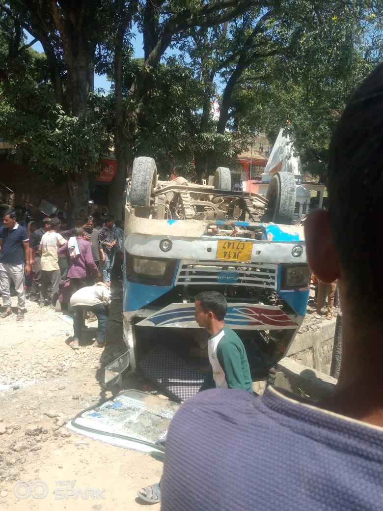 '12 injured as minibus turns turtle in Udhampur'